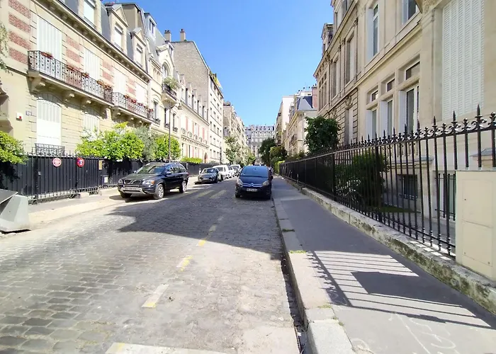 Chic Champs-elysees